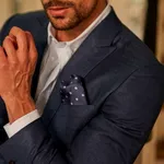 Costumul fără cravată: când este potrivit și cum îl porți corect