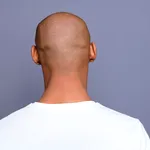 Cum să ai grijă de un scalp ras: rutina potrivită pentru bărbați