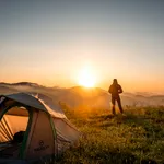 Cum te pregătești pentru o experiență de camping fără griji? Tot ce trebuie să știi pentru a te bucura de natură în siguranță