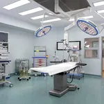 Bebeluș „salvat de două ori” în sala de operație, în timp ce mama se lupta pentru viață