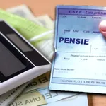 Cât câștigă un român cu 15 ani vechime în 2025. Calculul pensiei minime explicat