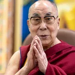 Dalai Lama, mesaj emoționant după moartea Papei Francisc: „O viaţă simplă, dar plină de sens”