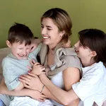 Concluzia unei mame după ce a petrecut doi ani departe de copiii săi: ”M-a ajutat să fiu un părinte mai bun”