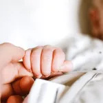 Cât timp stai cu copilul afară, în prima lună de viață? Iată ce spun medicii