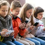 Copiii sub șase ani, în pericol din cauza ecranelor. Ce spun experții francezi despre interzicerea expunerii