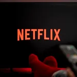 Povestea din spatele serialului fenomen de pe Netflix. Romanul care a cucerit planeta prinde viață pe micul ecran