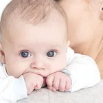 Când se schimbă culoare ochilor la bebeluși? Tot ce trebuie să știi despre asta