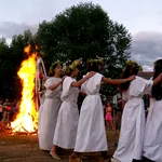 Cine își serbează onomastica de Sânziene. Nume la care trebuie să spui „la mulți ani”