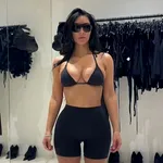 Kim Kardashian, din nou în centrul atenției. Fanii suspectează o intervenție estetică după cea mai recentă apariție publică