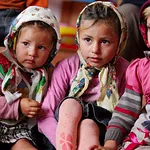 O treime dintre copiii români, în risc de sărăcie. Educația părinților joacă un rol decisiv