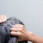 Spune adio firelor albe! Redă-ți culoarea naturală cu doar două ingrediente simple