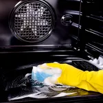 Truc simplu pentru o ușă de cuptor perfect curată. Cum scapi rapid de grăsime și pete