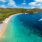 Vacanță de vis în Grecia. Insula cu ape turcoaz pe care puțini turiști o cunosc