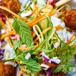 24 de salate celebre din întreaga lume care merită încercate