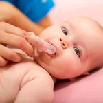 Când și cum ar trebui curățată limba bebelușului? Sfaturile unui medic pediatru