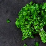 Ce se întâmplă dacă mănânci pătrunjel crud în fiecare zi. Beneficii, riscuri și când ar trebui evitat