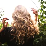 Cum îți protejezi părul blond vara. Sfaturi simple pentru o culoare perfectă