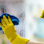 De ce să stropești ferestrele cu oțet și ce beneficii aduce această practică