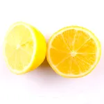 O jumătate de lămâie face minuni în frigider. Gospodinele care știu trucul nu mai folosesc alte soluții