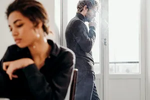 Semne că partenerul tău trece printr-o criză a vârstei mijlocii. Schimbările la care trebuie să fii atentă