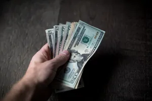 Zodia care va primi o mărire de salariu în aprilie 2022. Succes uriaş în plan profesional