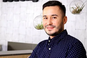 Ce trebuie să știe o mireasă atunci când își alege coafura de nuntă. Adrian Perjovschi, hairstylist: „Să fie cât mai simplă ca să reziste și să se potrivească cu imaginea totală”