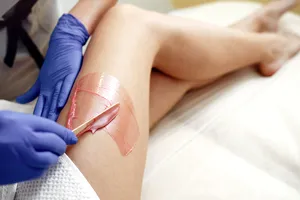 Diferența dintre epilarea cu zahăr și epilarea cu ceară. Detaliile care fac deosebirea