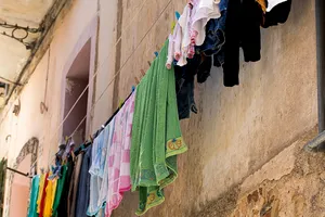 Cele 3 ingrediente banale care scot și cele mai vechi pete de pe haine. Le găsești în orice locuință, sunt de mare folos
