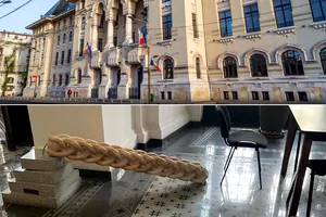 Copilul rănit de o statuie din Primăria Capitalei a fost operat de urgență. Nicușor Dan, acuzat că ar fi luat decizii care au favorizat accidentul