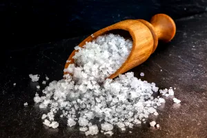 5 trucuri cu sare de masă. Întrebuințările nebănuite pe care le are în gospodărie