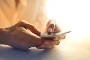 6 trucuri pentru a preveni ca telefonul tău mobil să consume baterie în timp ce dormi. Așa va rezista mai mult timp