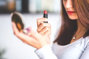 Greșeala pe care să nu o faci niciodată când te machiezi. Te îmbătrânește instant
