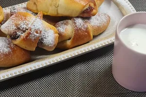 Cornuri pufoase cu gem de prune și nuci. Ce trebuie să adaugi pentru un gust deosebit. Așa ies delicioase