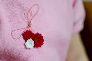 Cât timp se poartă mărțișorul în piept. Semnificația specială pe care o are șnurul alb cu roșu