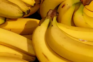 Cum se păstrează corect bananele. Greșeala pe care trebuie să o eviți pentru a nu se înnegri