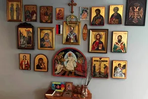 Pe ce perete se pun de fapt icoanele. Acesta este cel mai potrivit loc din casă