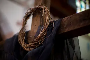 De ce nu au voie catolicii să se îmbrace în roșu în Săptămâna Mare. Ce se întâmplă dacă încalcă această tradiție