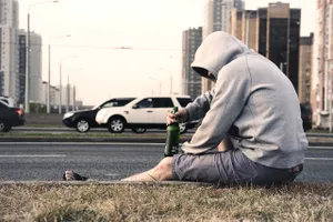 Soțul meu este alcoolic. Nu știu ce să mă mai fac cu el, nu vrea să recunoască problema. Nu mi-aș fi imaginat că așa va fi viața mea