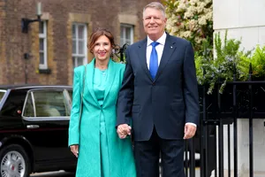 Cine e designerul care a creat rochia purtată de Carmen Iohannis la încoronarea regelui Charles. Schimbarea făcută de prima doamnă
