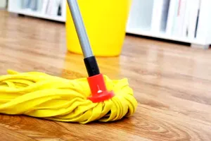 Trucul care îți lasă podeaua strălucitoare. Ce trebuie să pui în găleată cu apă, înainte să faci curățenie. Sigur ai acest ingredient în casă