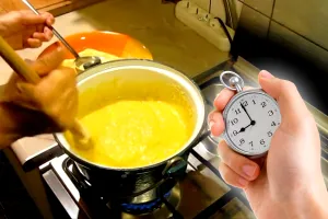 Cât timp se fierbe mămăliga, de fapt. Greșeala pe care o fac multe gospodine, de asta are cocoloașe