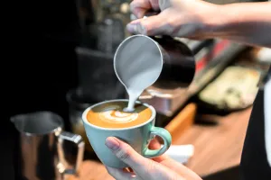 În cât timp trebuie să bei de fapt cafeaua cu lapte după preparare. Multe persoane fac greșeala