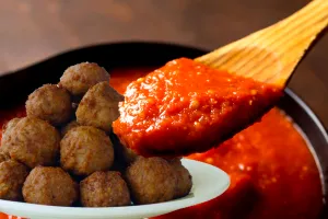 Rețeta pentru cele mai gustoase chifteluțe marinate. Secretul ca să se topească în gură