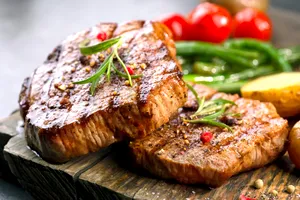 Secretul pentru cea mai gustoasă friptură. Ce trebuie să faci, de fapt, cu bucățile de carne înainte de a le găti. Așa ies ca în marile restaurante