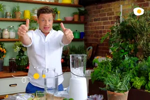 De ce să pui sare în lapte, de fapt. Trucul genial dezvăluit de Jamie Oliver, doar așa vei proceda de acum încolo