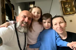 Cătălin Zmărăndescu are de furcă cu mezinul familiei. „Îi spunem Naughty Boy” VIDEO EXCLUSIV