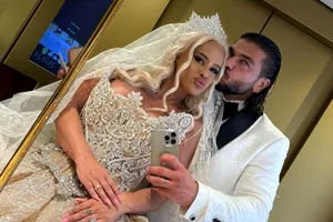 Rochia de mireasă opulentă aleasă de Anda Adam în ziua nunții. Nu a avut loc în mașină și a închiriat un autobuz FOTO