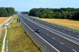 Când ai voie să circuli pe autostradă pe banda de urgență și ce obligații ai
