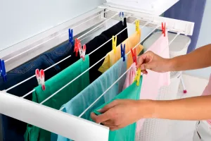 Trucuri pentru a usca rapid hainele, dacă stai la bloc