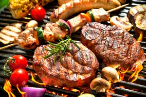 Ce carne nu e indicat să punem pe grătar. Mulți o consumăm așa